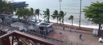 เดอะ เรด บัลโคนี อินน์