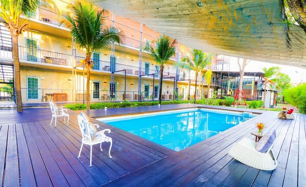 Outdoor pool - NY TH Hotel (Si Racha)