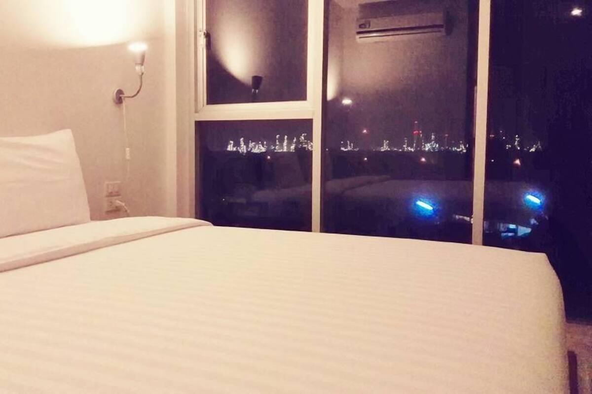Minibar, in-room safe, WiFi (free)