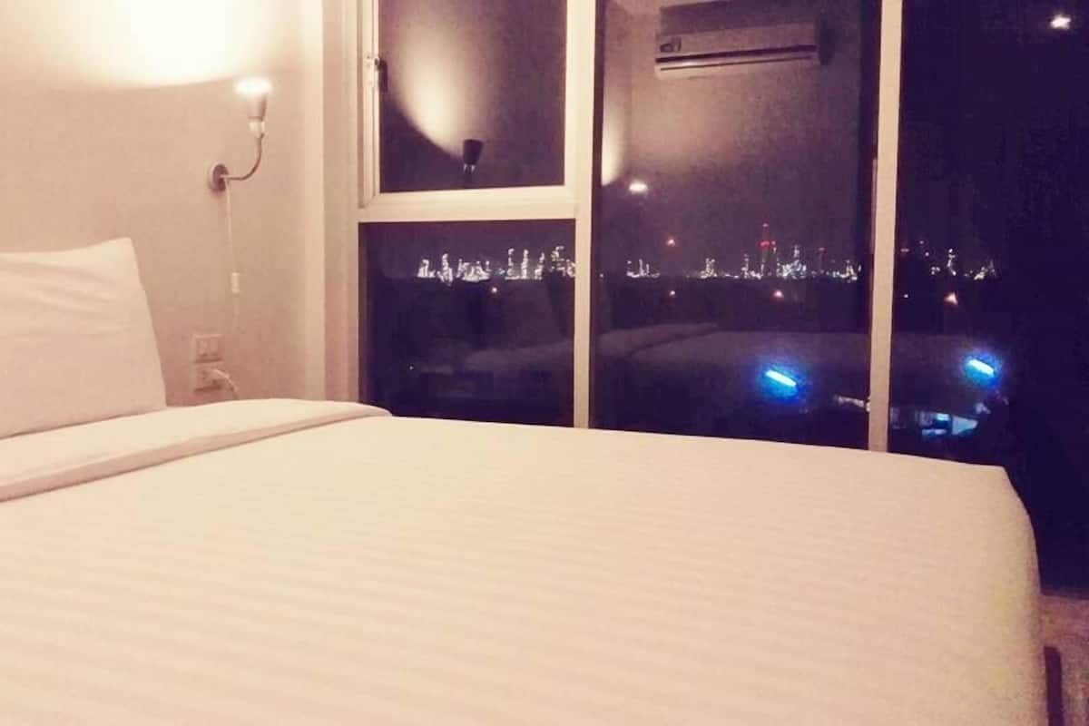 Minibar, in-room safe, free WiFi
