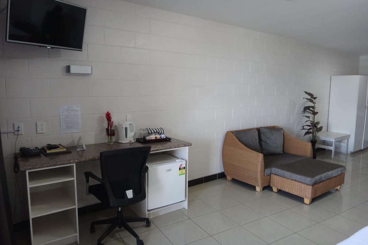 standard double room | desk, cots/infant beds, wifi, bed sheets
