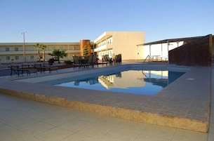 Una piscina al aire libre de temporada