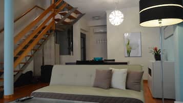 Apartamento família | Área de estar | TV