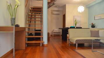 Apartamento família | Área de estar | TV