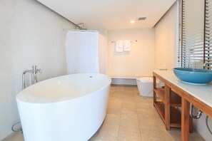 King Suite | Badkamer | Een douche, een regendouche, gratis toiletartikelen, een haardroger