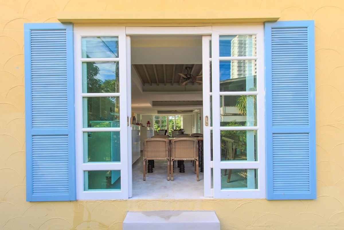 Dagelijks continentaal ontbijt (THB 500 per persoon)