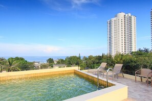 Outdoor pool, pool loungers - De Pastel Hotel (Hua Hin)