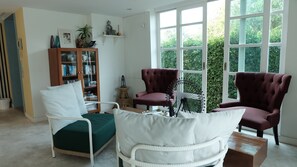 En 40-tommers LCD-TV med kabel-kanaler samt TV