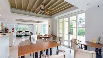 Daily continental breakfast (THB 500 per person)