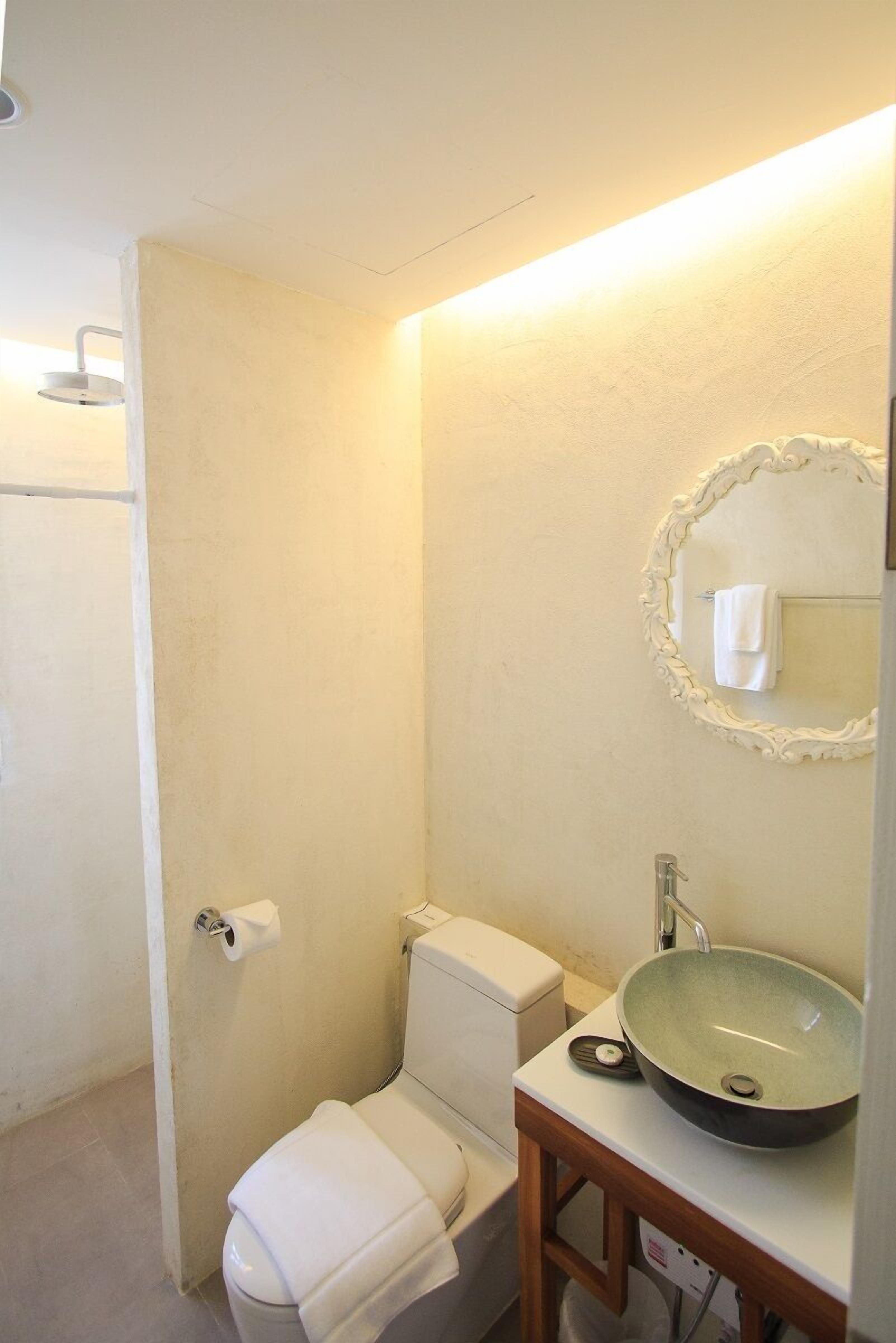 deluxe room, balcony, garden view | bathroom | shower, rainfall showerhead, free toiletries, hair dryer