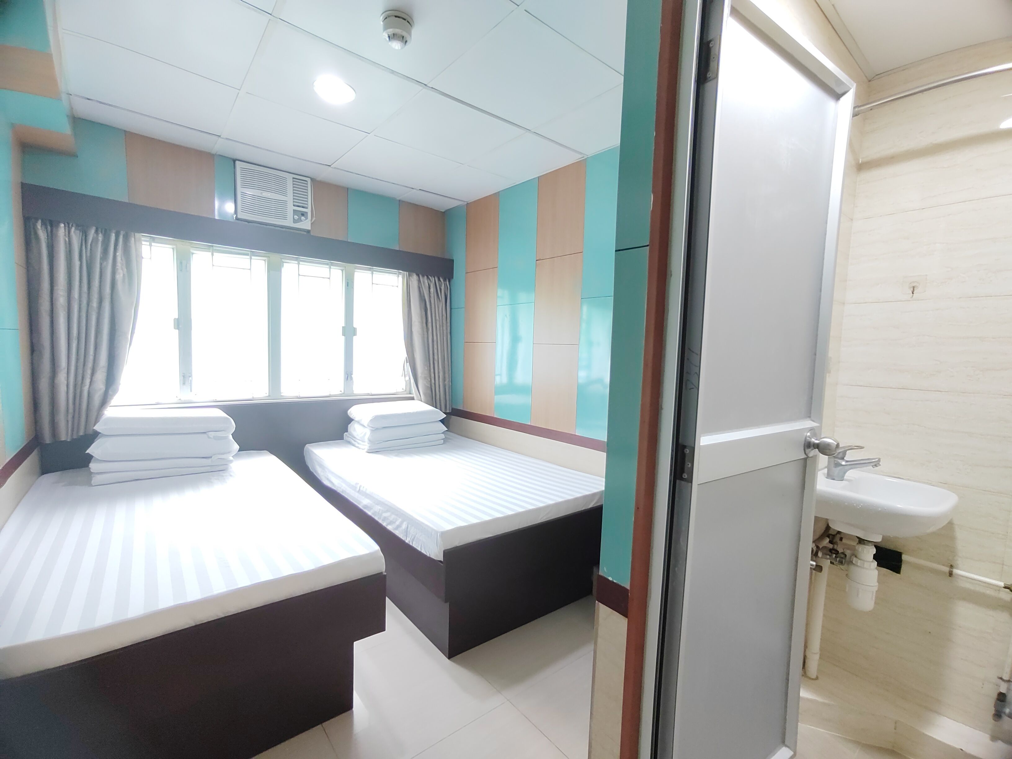 标准四人房 | 免费 WiFi、床单