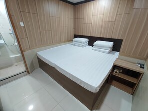 Standard Quadruple Room | Free WiFi, bed sheets - Kam Fu Guest House (Kowloon)
