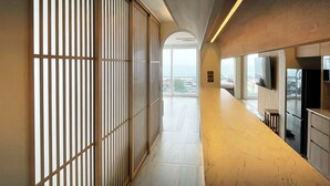Una cocina moderna con una encimera amplia, electrodomésticos integrados y un gran ventanal con vistas a la ciudad.
