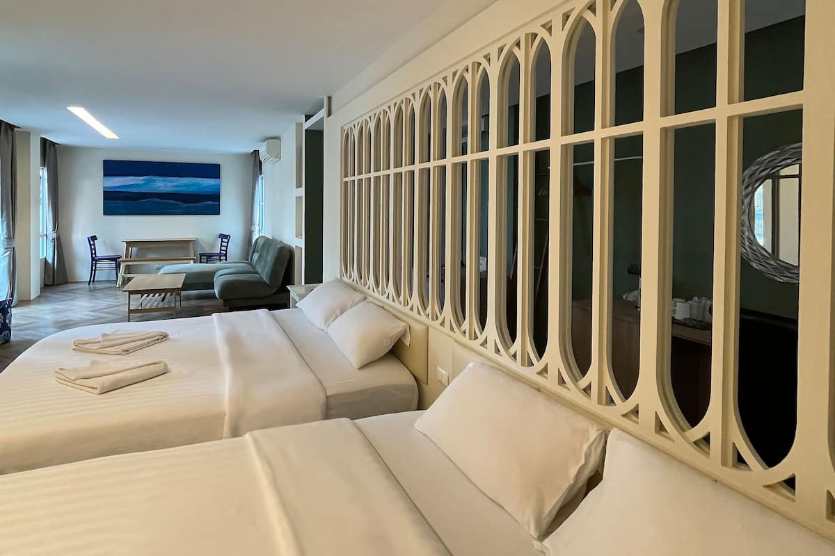 Quarto família | Cofres nos quartos, cortinas blackout