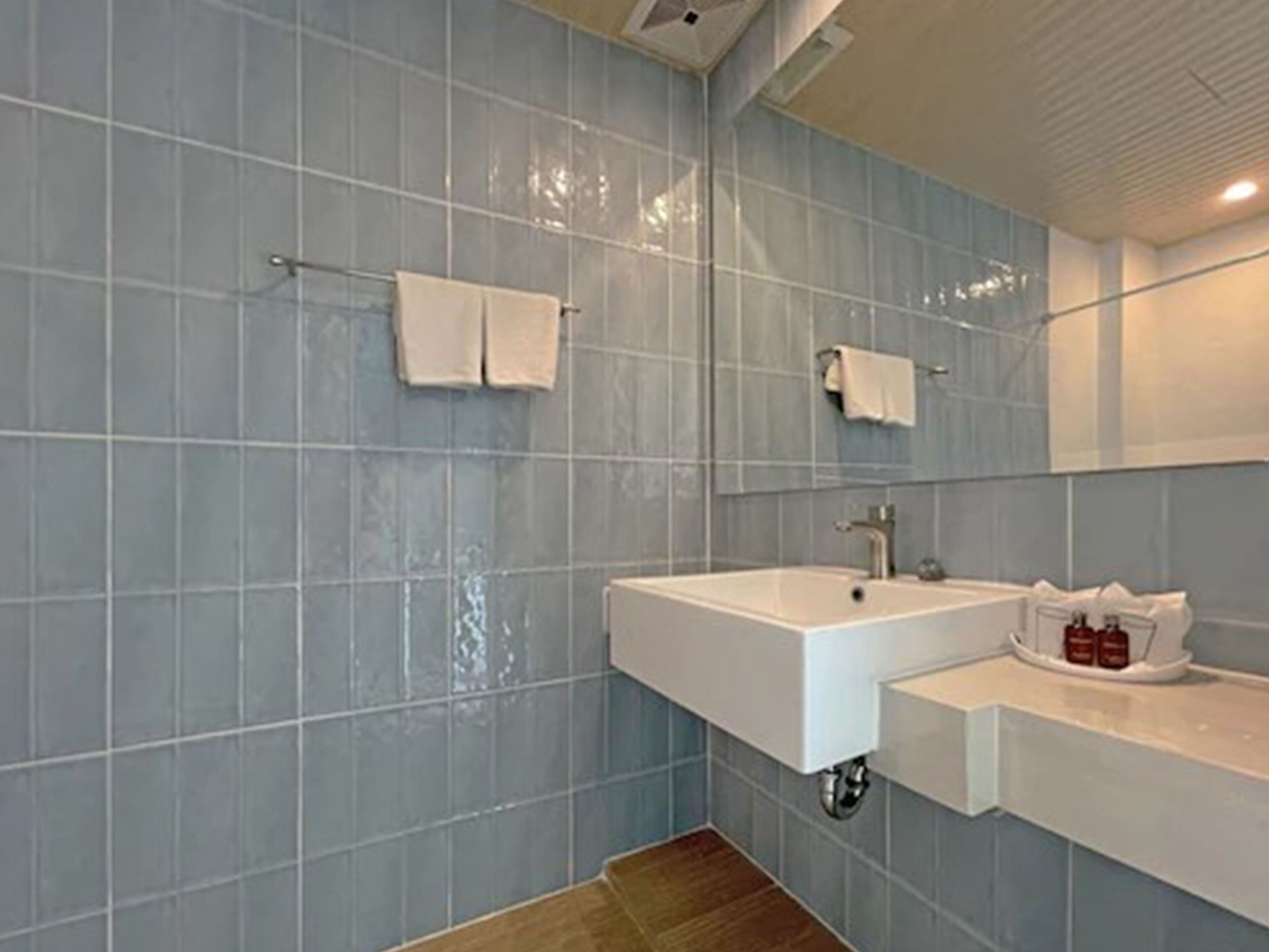 superior room | bathroom | shower, free toiletries, hair dryer, towels