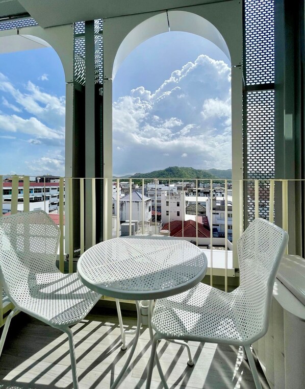 Deluxe Room | 3 bedrooms, in-room safe, blackout drapes, rollaway beds