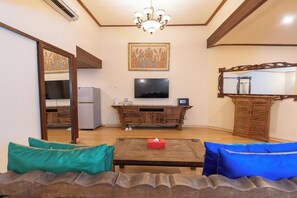 스위트 | 거실 공간 | TV