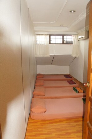 Quarto quádruplo (Aircond with 4 mattress) | Individualmente decorados, Wi-Fi de cortesia