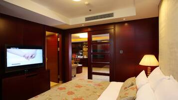 Suite | Down comforters, blackout drapes, iron/ironing board, free WiFi