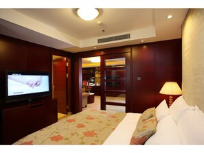 Suite | Down comforters, blackout drapes, iron/ironing board, free WiFi - Dalian Liangyun Hotel (Dalian)