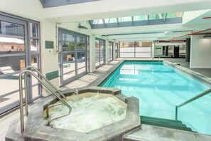 Indoor pool, outdoor pool - Paramount Serviced Apartments (Melbourne)