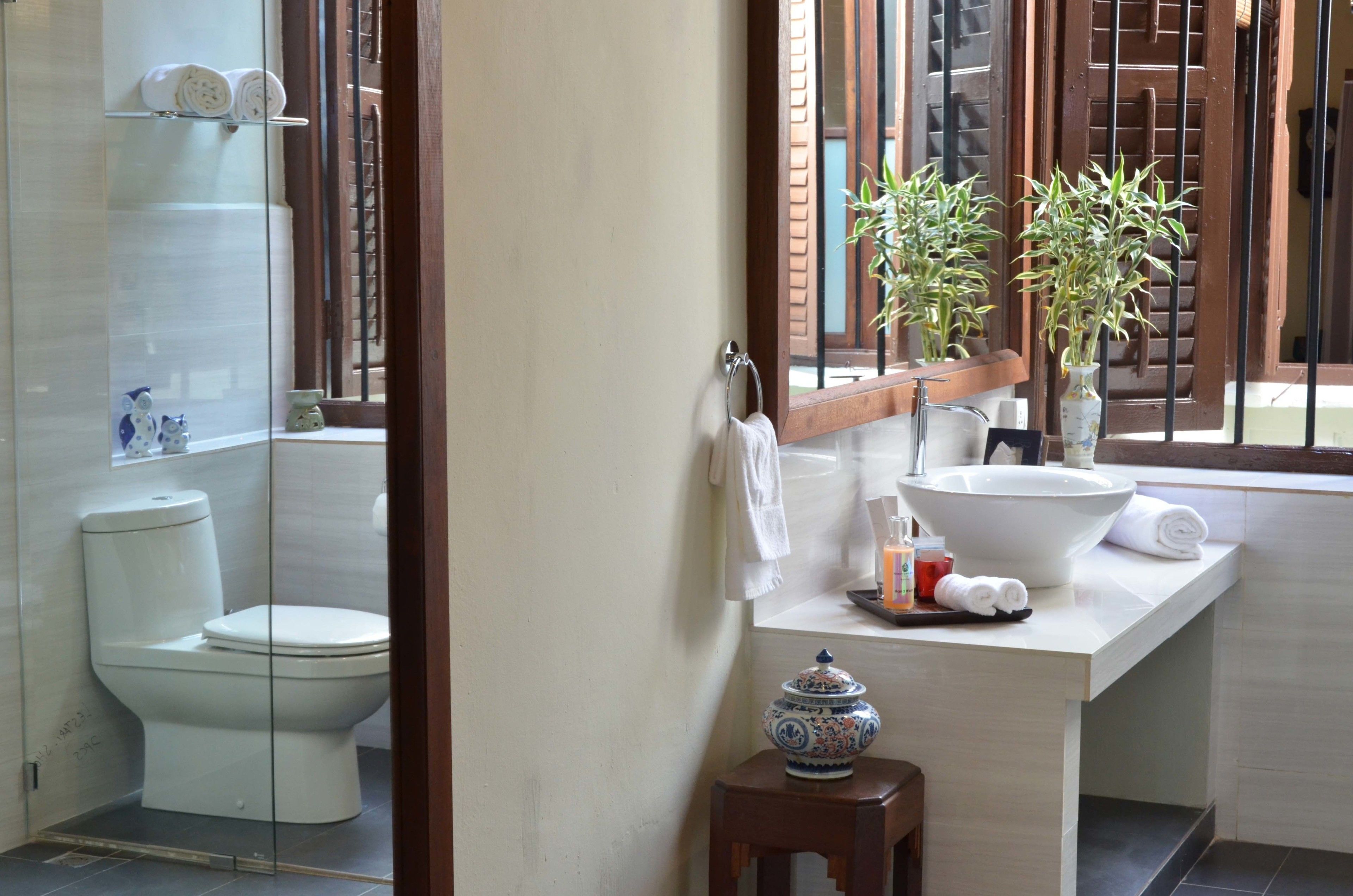 deluxe suite - pelikat | bathroom | shower, rainfall showerhead, free toiletries, hair dryer