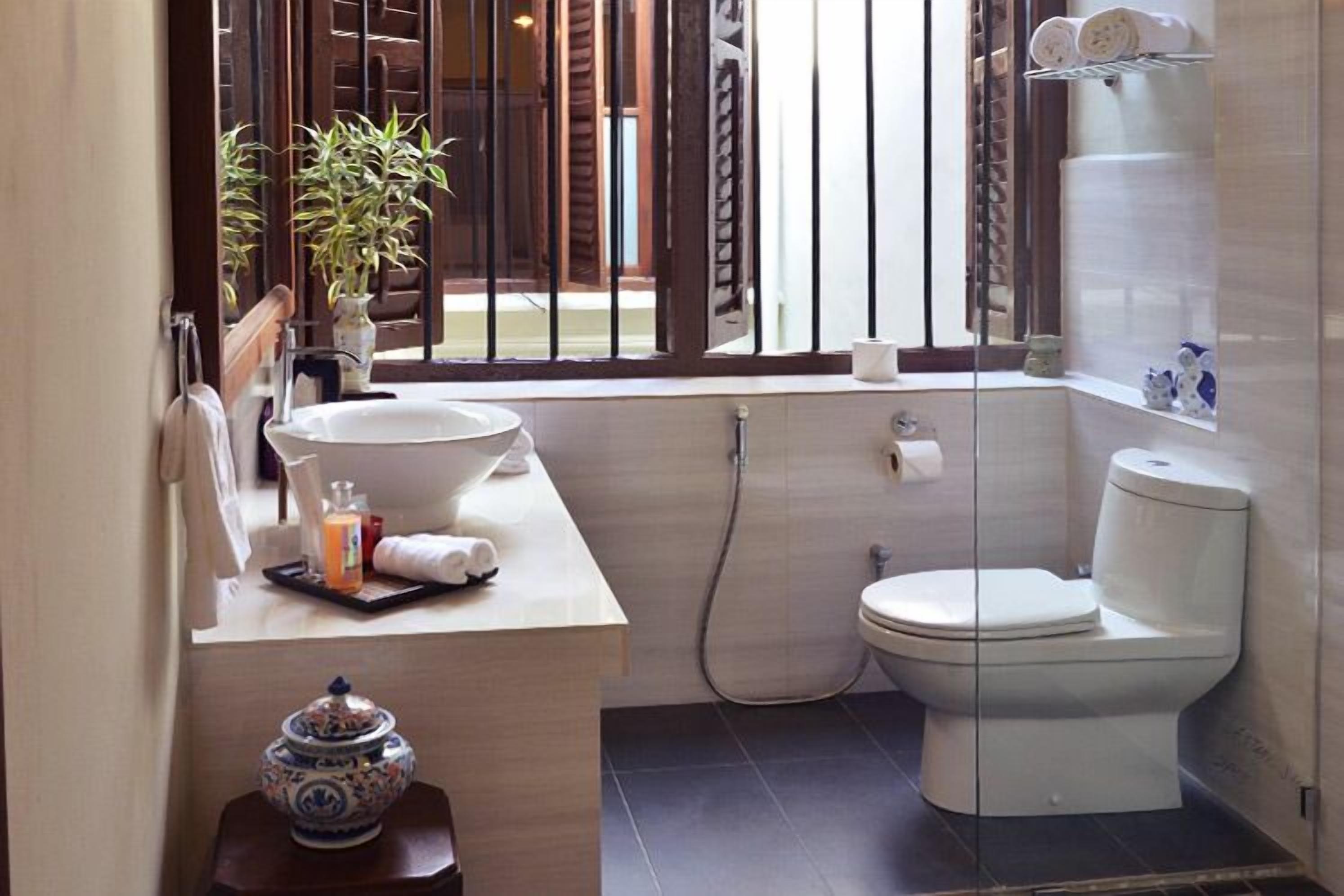 deluxe suite - pelikat | bathroom | shower, rainfall showerhead, free toiletries, hair dryer