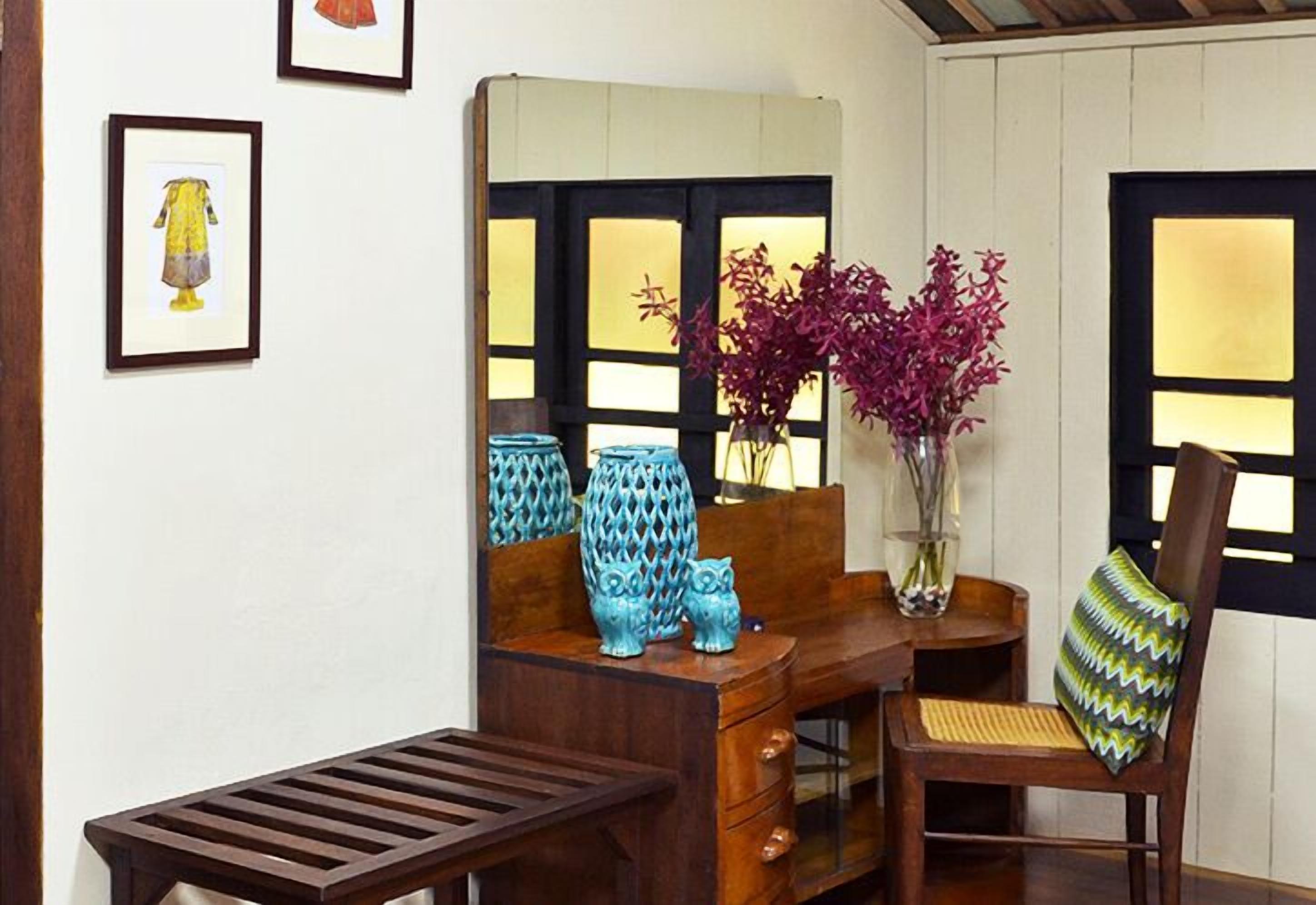 deluxe suite - silk | living area | lcd tv