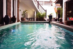 Inomhuspool och utomhuspool