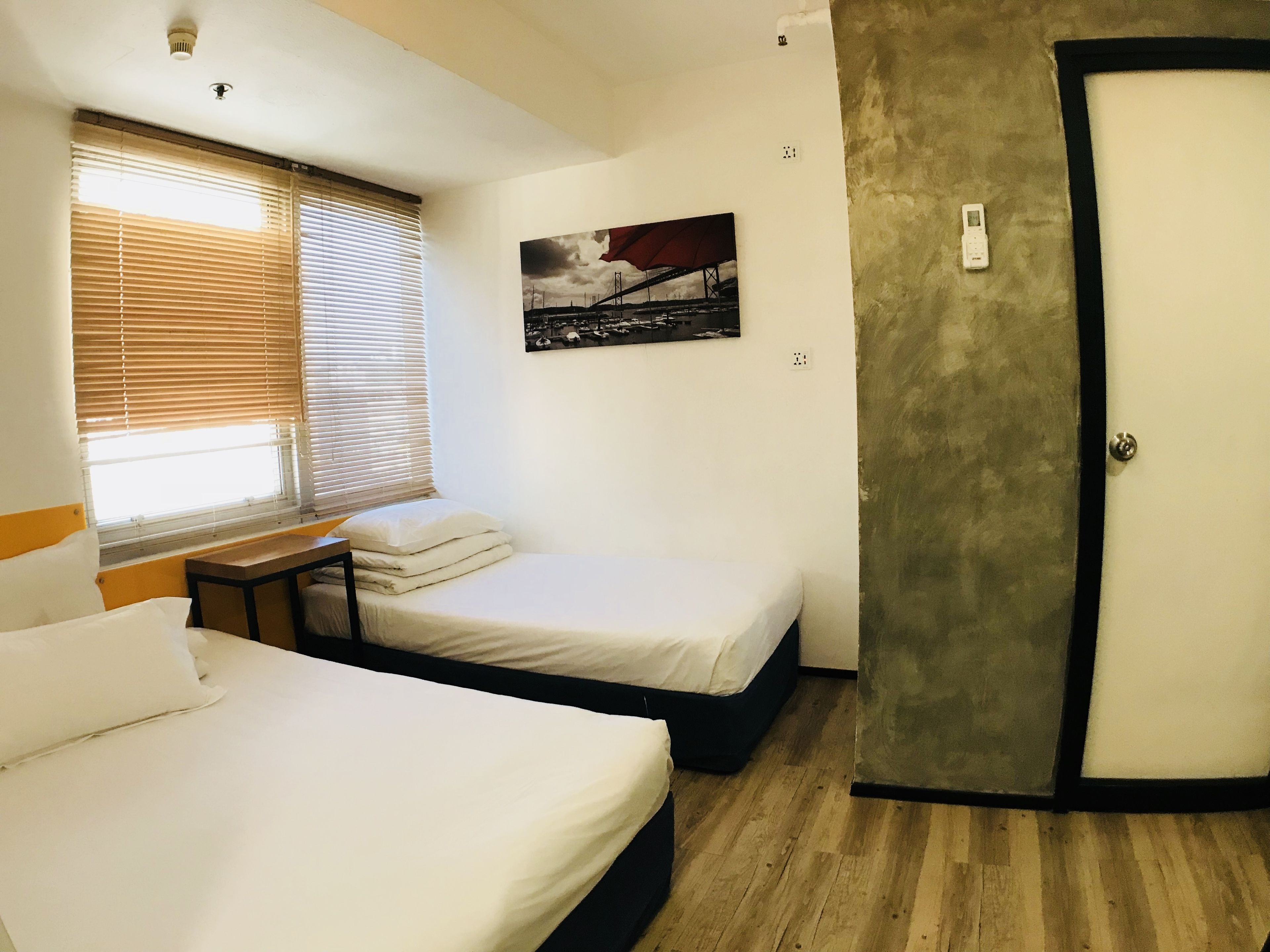 Soundproofing, free WiFi, bed sheets