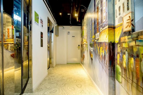 Hallway. Yesinn @YMT