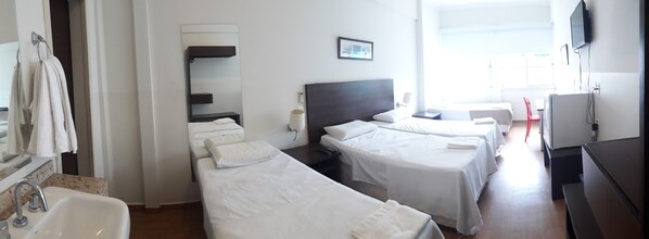 四人房 | 迷你吧、办公桌、免费 WiFi、床单