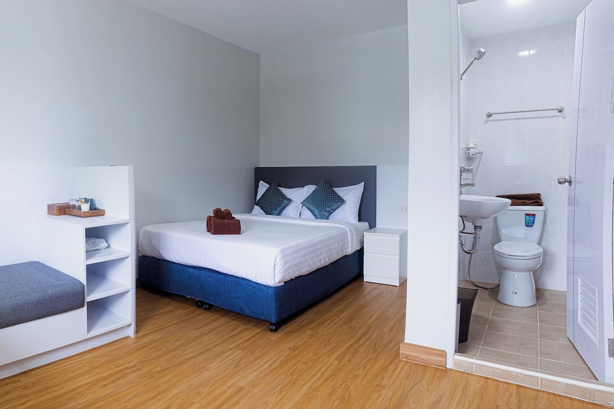 In-room safe, free WiFi, bed sheets