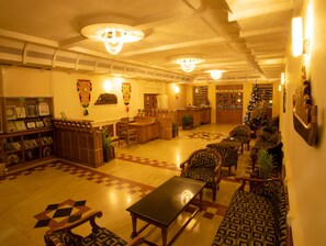 Lobby sitting area - Quality Airport Hotel (Aluva)