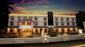 Un hotel grande de varios pisos con una entrada destacada y un letrero que indica que es un hotel de aeropuerto de calidad.