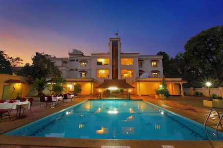 Outdoor pool. Quality Airport Hotel
