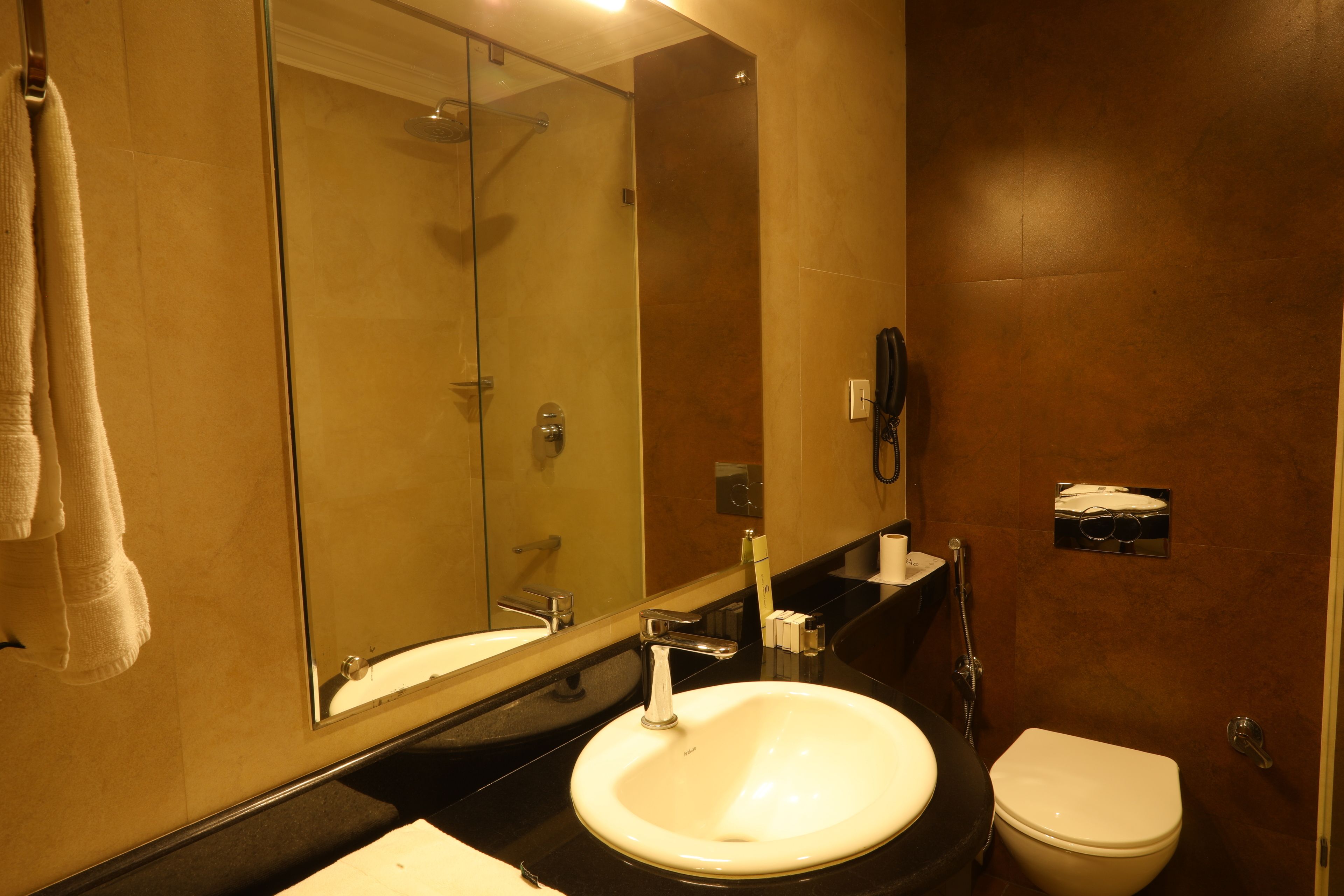 deluxe room | bathroom | combined shower/bathtub, deep-soaking bathtub, free toiletries