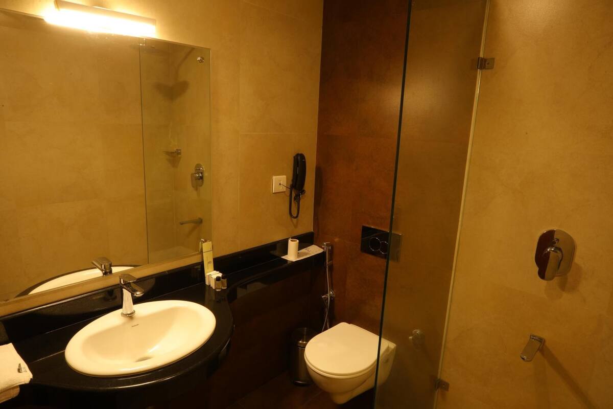 combined shower/bathtub, deep-soaking bathtub, free toiletries