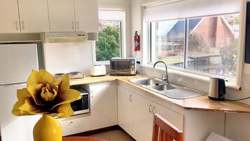 Chambre Standard, 1 grand lit | Coin cuisine privé | Réfrigérateur, micro-ondes, cafetière/bouilloire, bouilloire électrique