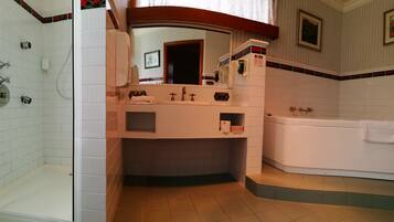 Family Suite, 1 Bedroom, Jetted Tub | Bathroom shower