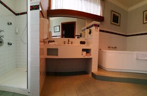 Family Suite, 1 Bedroom, Jetted Tub | Bathroom shower - Motel Mayfair on Cavell (West Hobart)