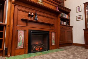 In-room safe, individually decorated, individually furnished - Motel Mayfair on Cavell (West Hobart)