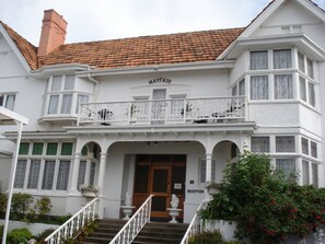 Un edificio blanco con un letrero que dice "MAYFAIR" sobre la entrada.