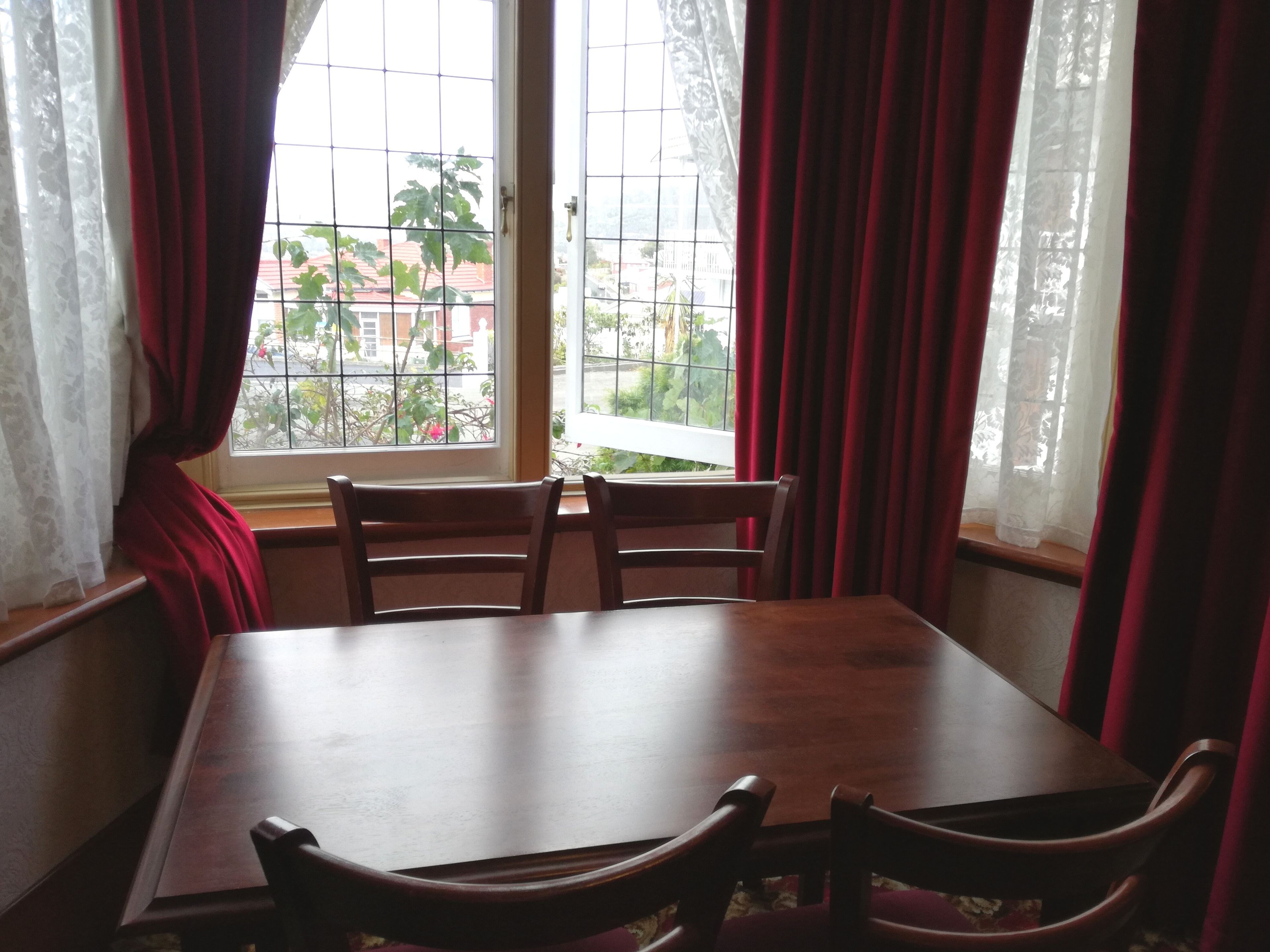 Un coin repas avec une table en bois et quatre chaises.