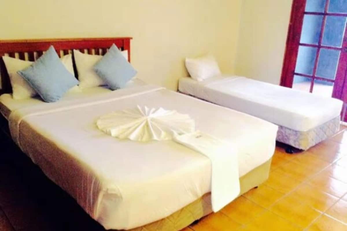 Caja de seguridad en la habitación, escritorio y ropa de cama