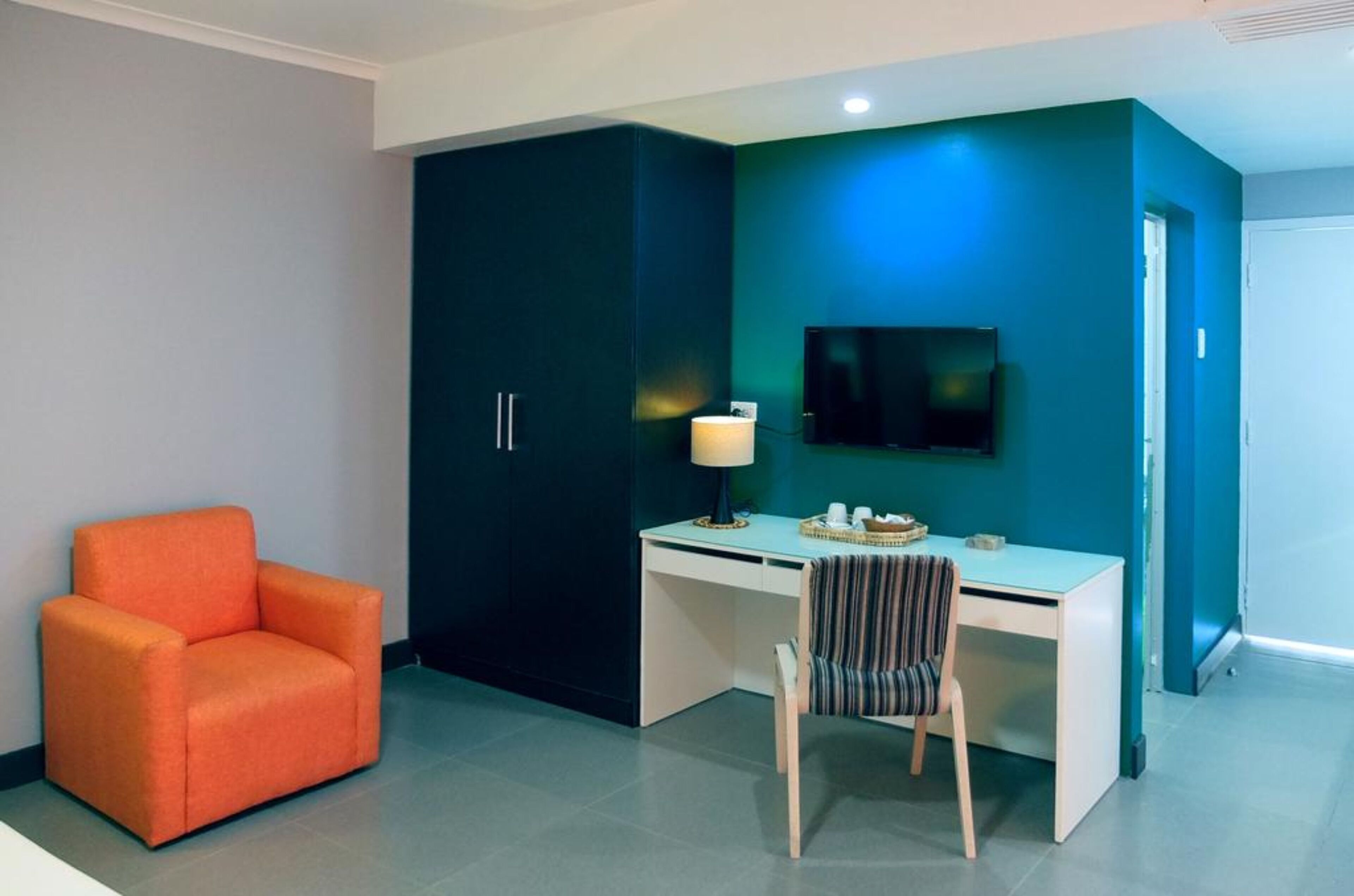 ห้องพรีเมียมดับเบิล, วิวเมือง | ตู้นิรภัยในห้องพัก, โต๊ะทำงาน, ผ้าปูที่นอน