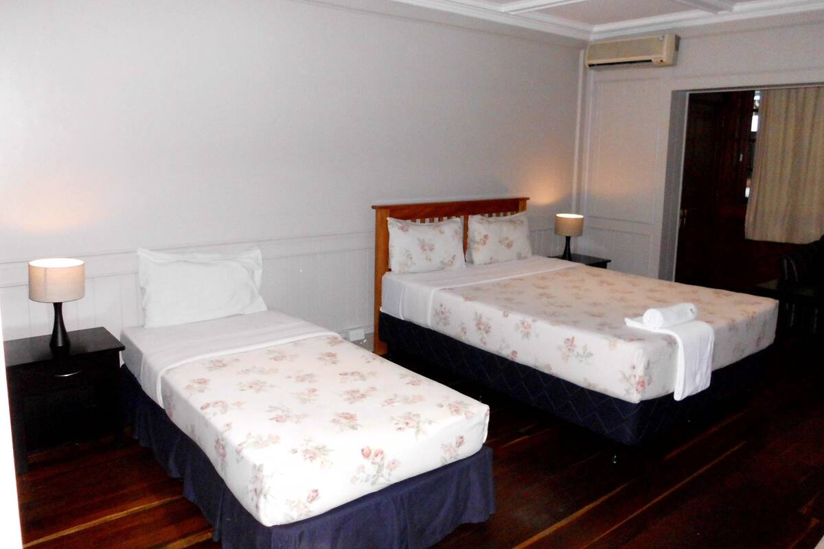 Standard Room | In-room safe, desk, bed sheets