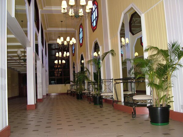 Desayuno con opciones de la cocina local incluido todos los días 