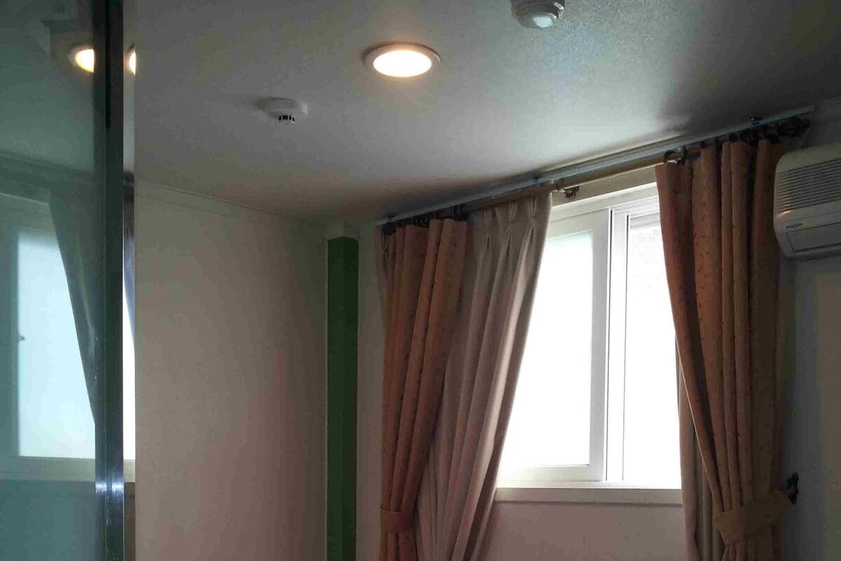 Habitación individual | 1 habitación, caja de seguridad en la habitación y cortinas blackout