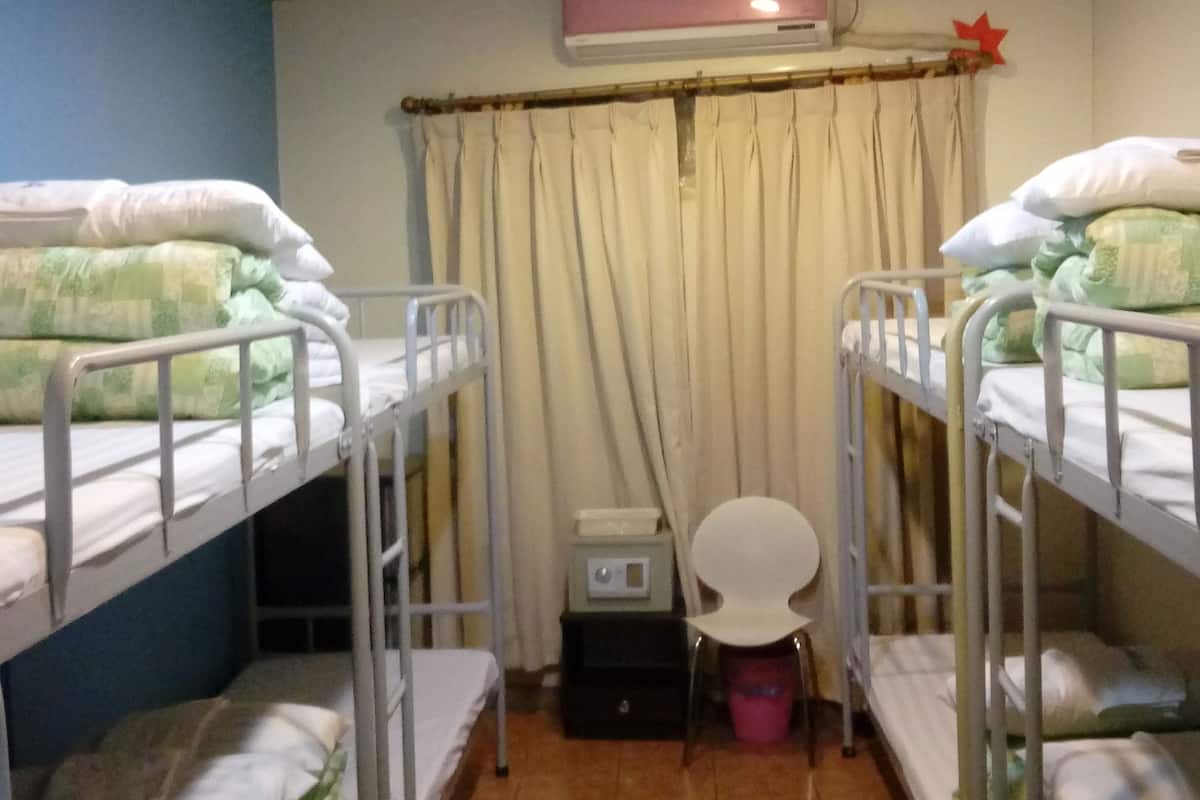 Dormitorio compartido básico | 1 habitación, caja de seguridad en la habitación y cortinas blackout